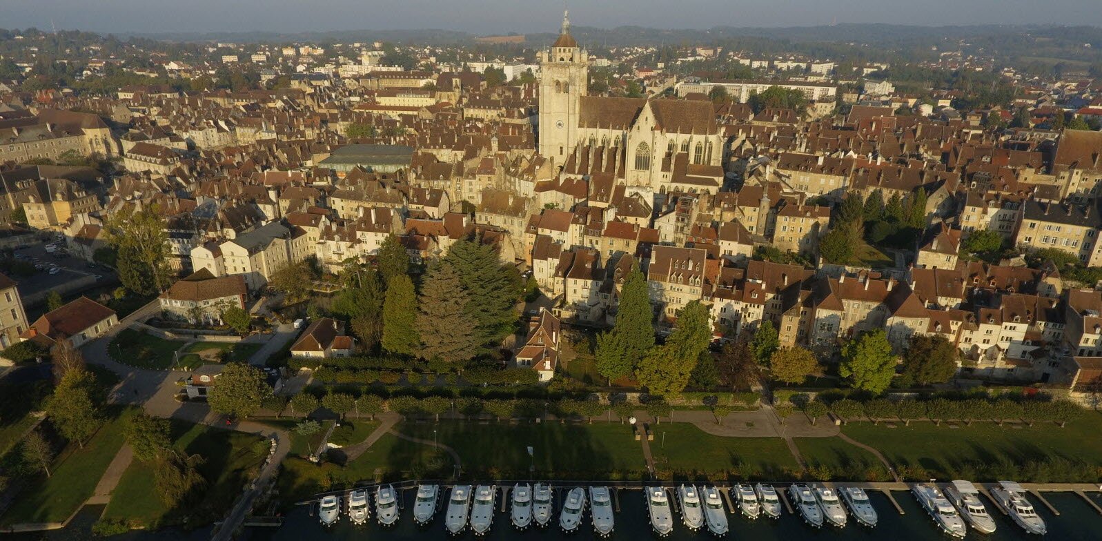 Vue aérienne de Dole avec la collégiale Notre-Dame, le centre historique et le port de plaisance