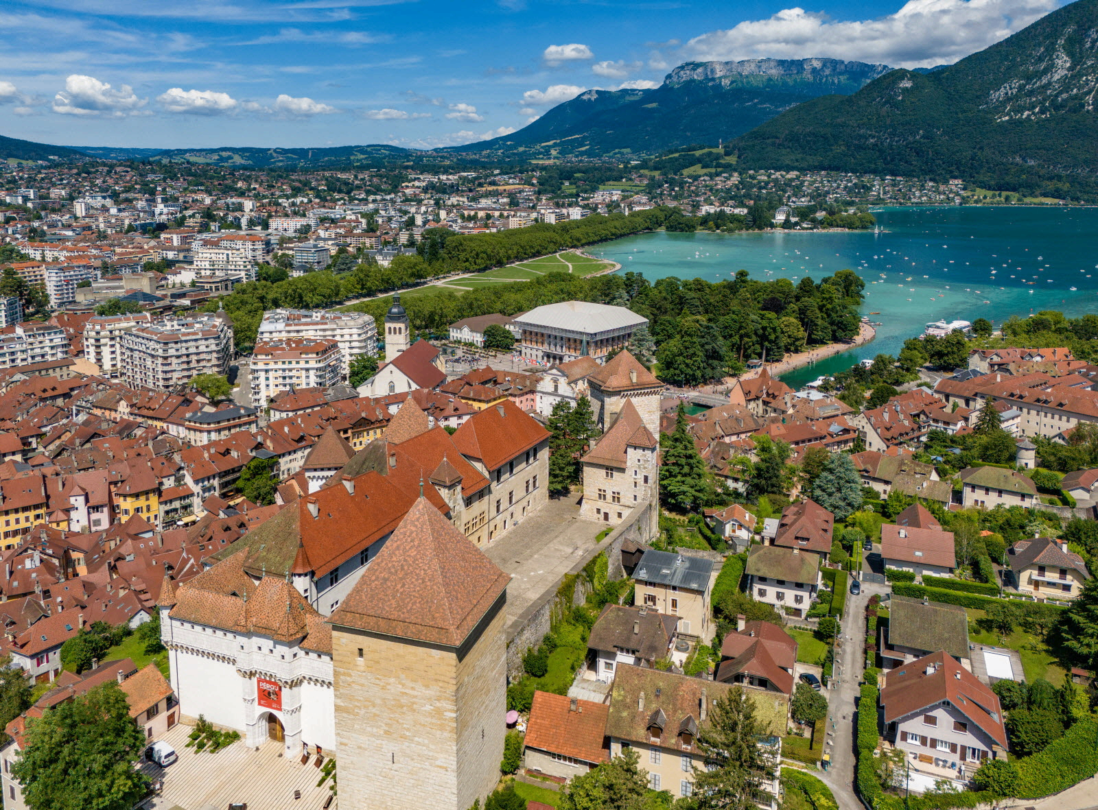 Vue aérienne d'Annecy et de son lac